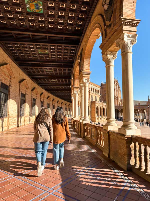 Students walking around the Plaza de España