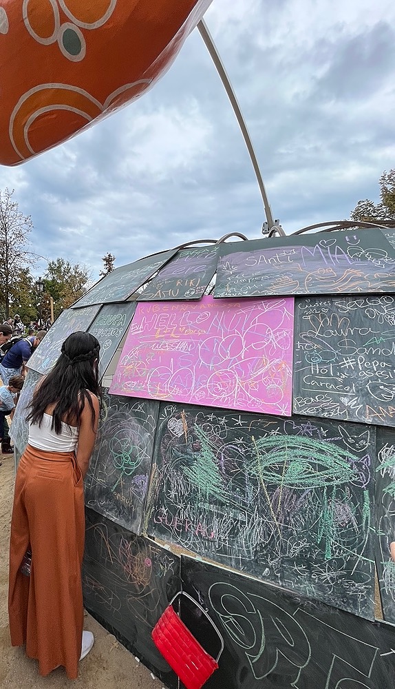 Writing in charlk on one of the pop-ups in Placa de Ciutadella.