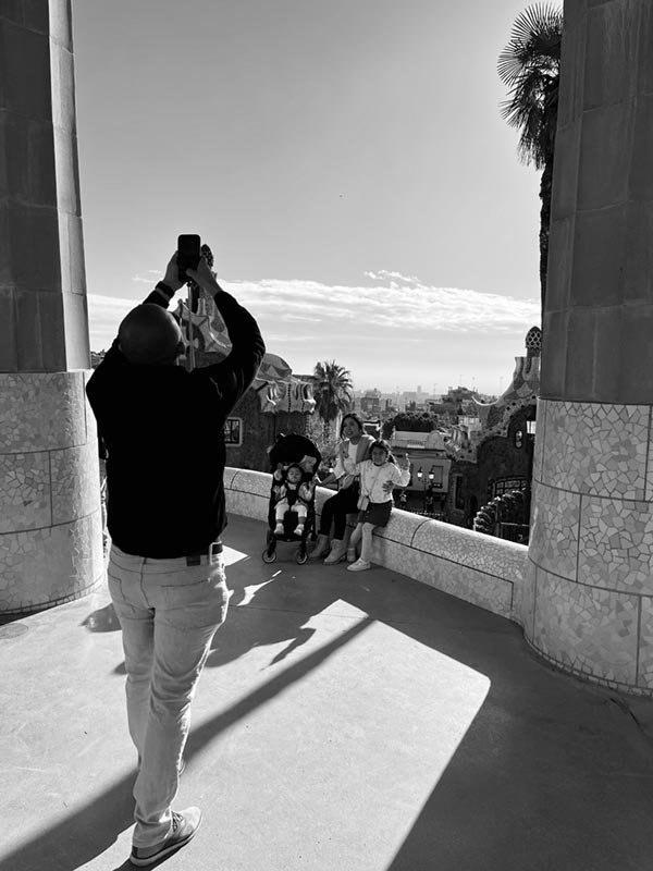 Black and white photo of family enjoying Barcelona views.